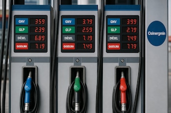 Tres surtidores de combustible con pantallas digitales rojas que indican precios y el logotipo de Osinergmin en el lateral.
