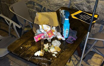 Así dejaron la mesa unos