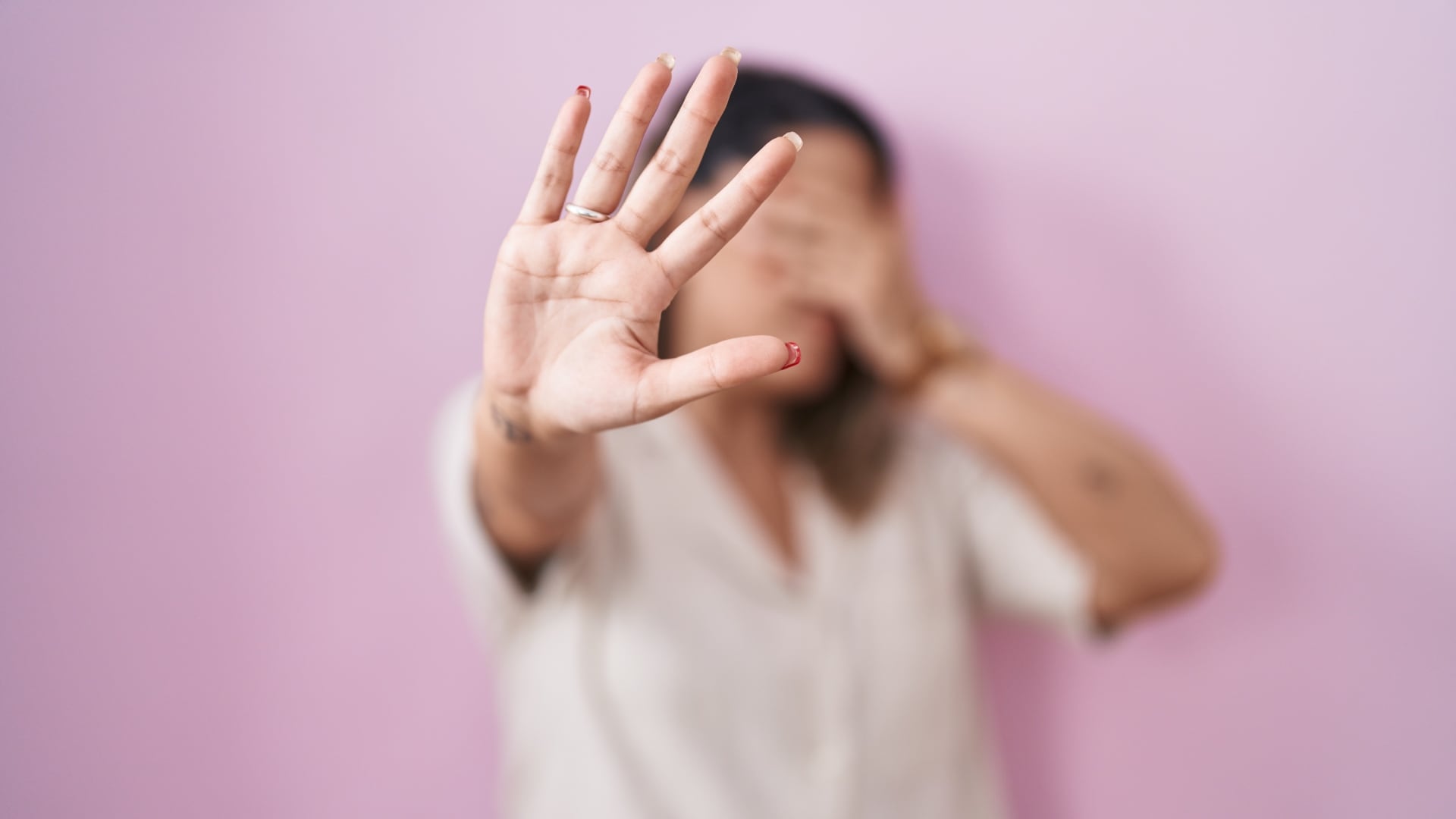 La violencia vicaria afecta al 10 % de las mujeres con hijas o hijos en Bogotá, según datos del Observatorio de Mujeres y Equidad de Género y la EMEG 2025 - crédito Montaje Canva