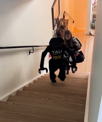 Una clienta quedó satisfecha con el trabajo realizado de un robot humanoide al limpiar su casa.