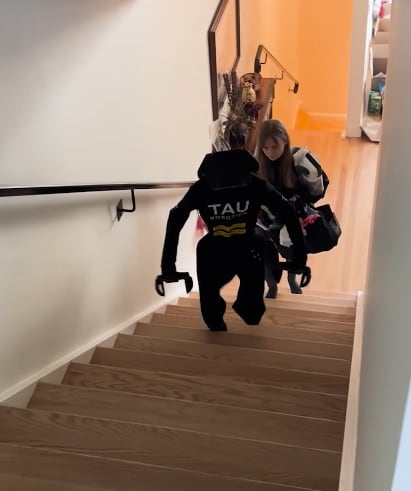 Una clienta quedó satisfecha con el trabajo realizado de un robot humanoide al limpiar su casa. (Tau Robotics)