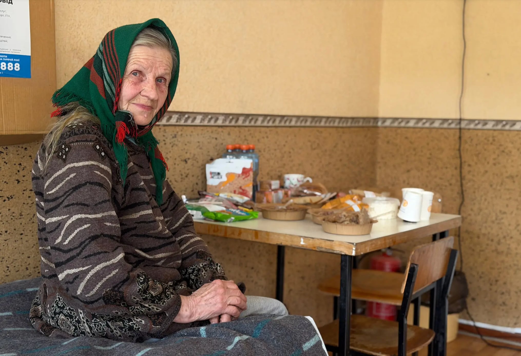 Nina Ivanova en un centro de evacuación en Sloviansk, Ucrania; ella y sus hijas decidieron arriesgarse y emprender la marcha, como lo han hecho incontables ucranianos antes que ellas a lo largo de la línea del frente (Cassandra Vinograd/The New York Times)