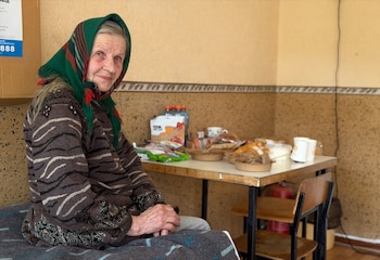 Nina Ivanova en un centro de evacuación en Sloviansk, Ucrania. Ella y sus hijas decidieron arriesgarse y emprender la marcha, como lo han hecho incontables ucranianos antes que ellas a lo largo de la línea del frente