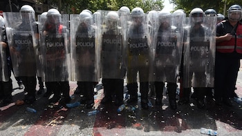 La Policía lanza gases lacrimógenos en una nueva jornada de protestas contra el proyecto de Jared Kushner