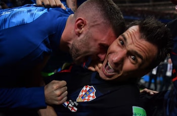 Celebración de Mario Mandžukić tras marcar el gol decisivo ante Inglaterra en la semifinal del Mundial de Rusia 2018. La euforia croata desbordó hacia la zona de fotógrafos, donde quedó registrada una de las imágenes icónicas del torneo. (Photo by Yuri CORTEZ / AFP).