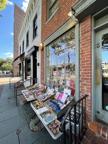Bridge Street Books une a