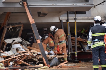 Los bomberos trabajan en el