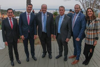 El ministro de Relaciones Exteriores de Paraguay, Rubén Ramírez; el presidente de Paraguay, Santiago Peña; la congresista de Michigan, Dan Kildee; el congresista de Hawái, Ed Case; el congresista por Misuri, Jason Smith; y la congresista de Florida, María Elvira Salazar (EFE/Presidencia de Paraguay)