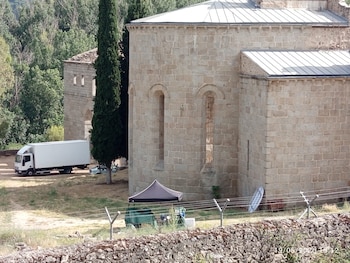 Camiones preparando esta semana la boda que se ha celebrado un sábado en el monasterio