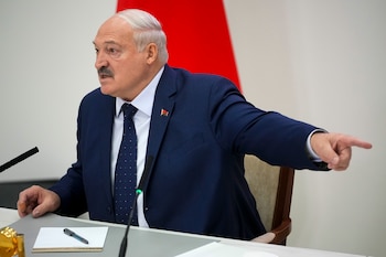 El presidente bielorruso Alexander Lukashenko le habla a los medios de comunicación en Minsk, Bielorrusia, el 26 de enero del 2025. (AP foto/Pavel Bednyakov)