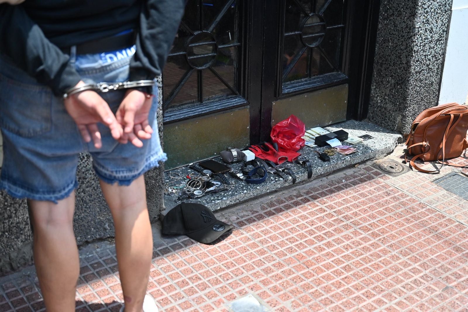 Uno de los detenidos y parte de lo robado