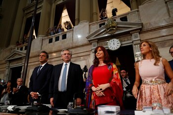 La vicepresidenta Cristina Kirchner sentada