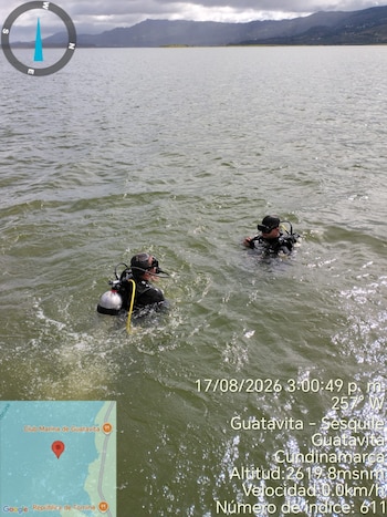 Los equipos de búsqueda detectaron una estructura metálica en el fondo del embalse, pero luego confirmaron que era una caneca - crédito Delegación Bomberos de Cundinamarca/Prensa