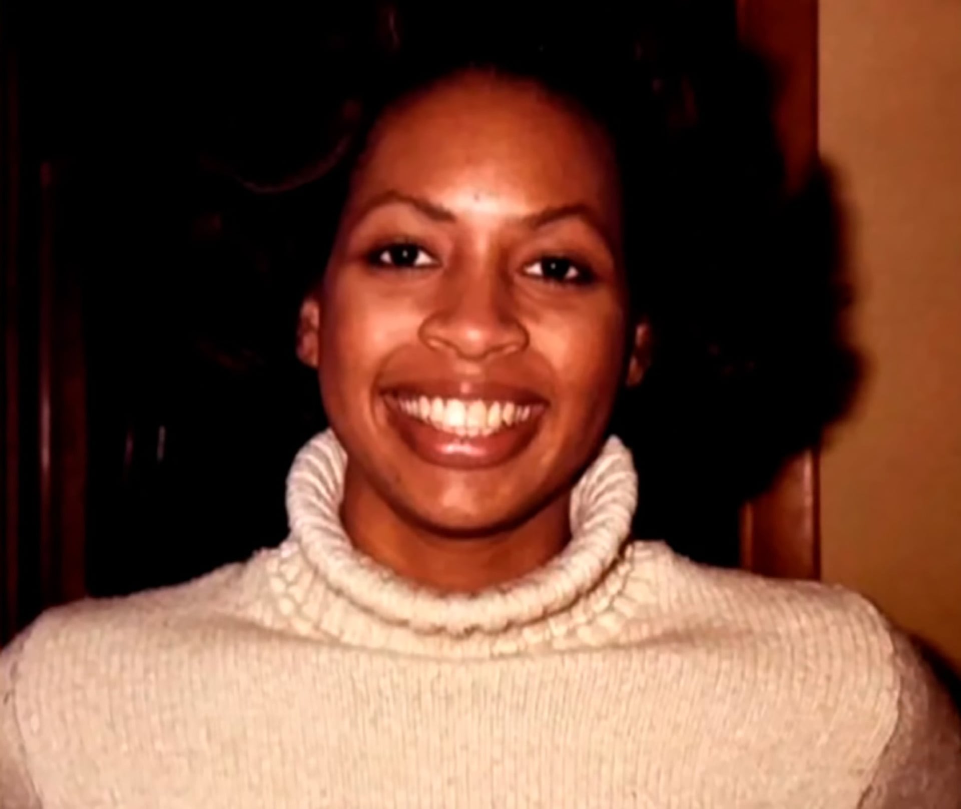 La hija de la víctima, Nicole Lawrence, fue encontrada ilesa tras deambular dos días junto al cuerpo de su madre asesinada