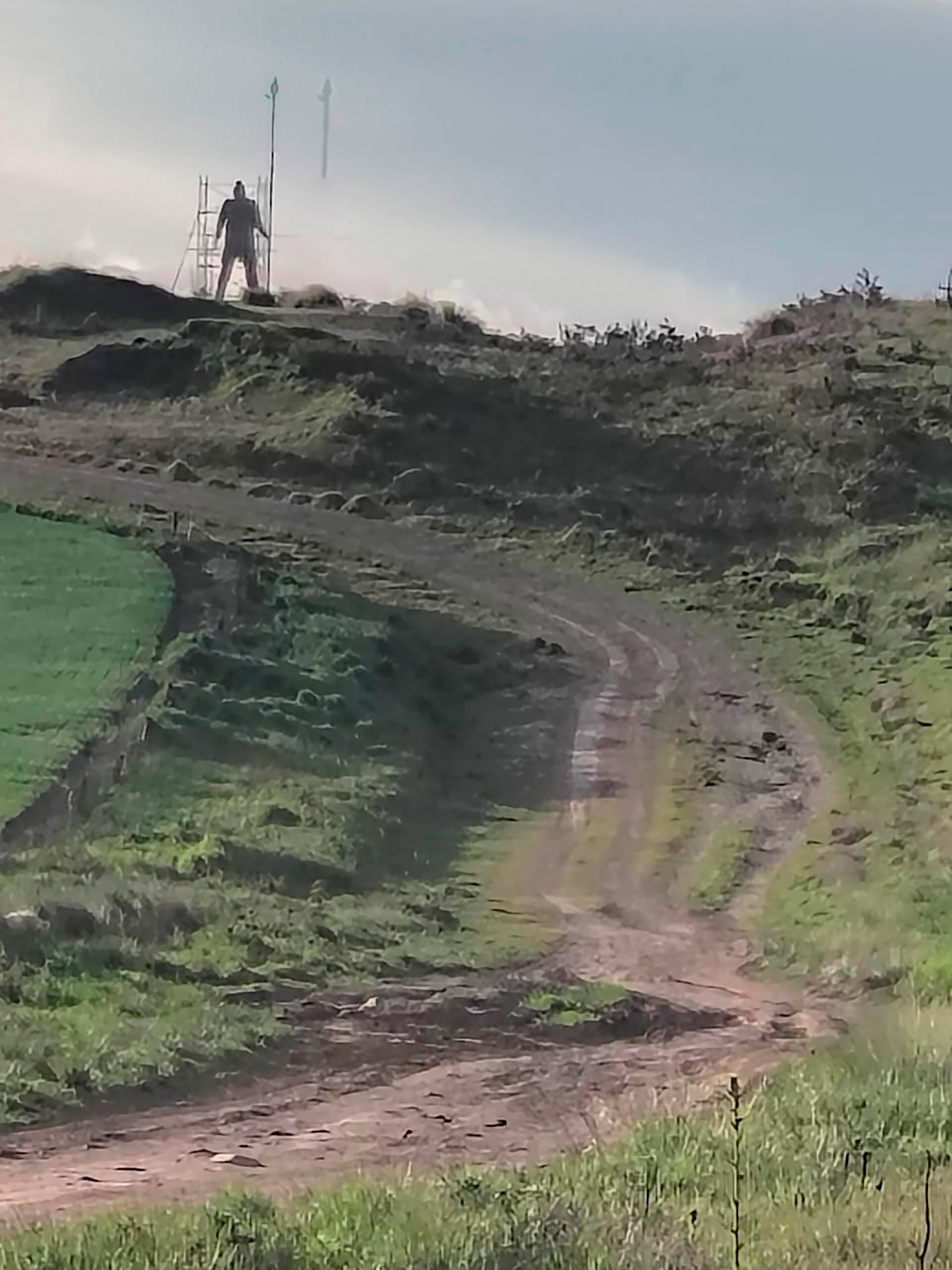 La obra se encuentra en un paraje cercano a Coronel Suárez (Instagram: @marianobadana)