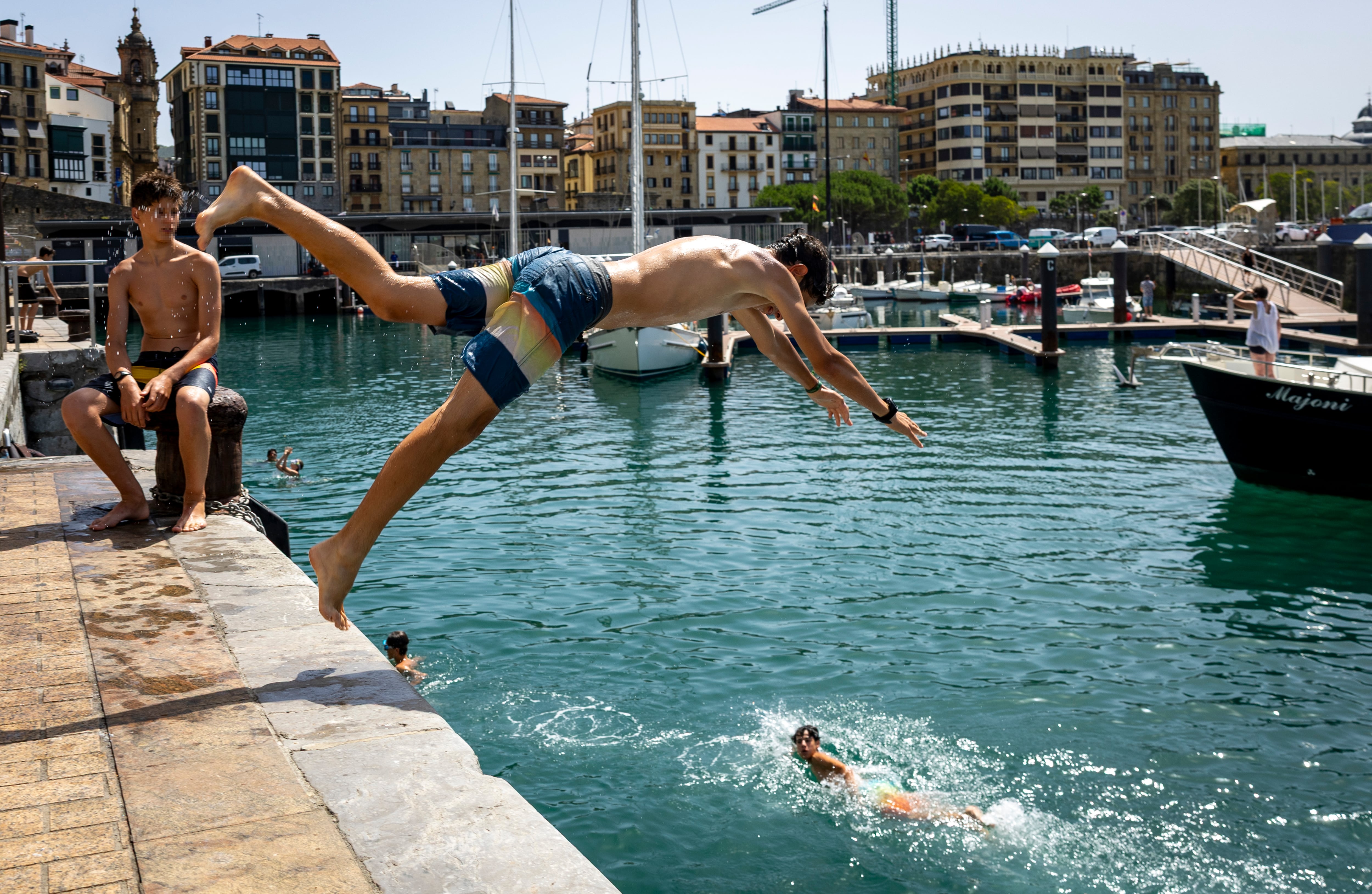 Un joven se lanza al agua este lunes en el puerto de San Sebastián, a 22 de junio de 2026. (EFE/ Javier Etxezarreta)