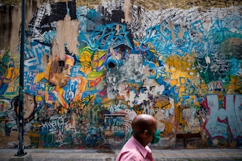 Fotografía que muestra grafitis desgastados en "El callejón de la puñalada" ubicado en el bulevar de Sabana Grande, el 20 de octubre de 2020 en Caracas (Venezuela). EFE/Miguel Gutiérrez