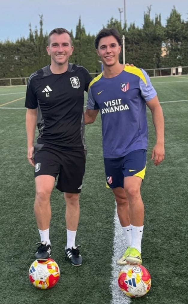 Arnau Ortiz con Albert Carbó, del cuerpo técnico de Unai Emery (cedida)