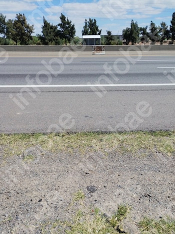 Aseguró que un pozo en la autopista le rompió dos ruedas, fue a la Justicia y perdió: la falla que hizo caer su demanda