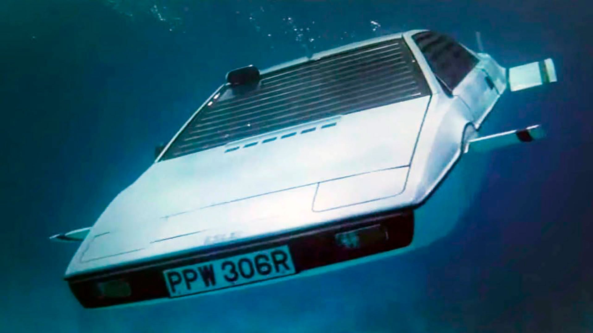 El Lotus Esprit S1 de Roger Moore se transformaba en un submarino capaz de disparar proyectiles antiaéreos bajo el agua