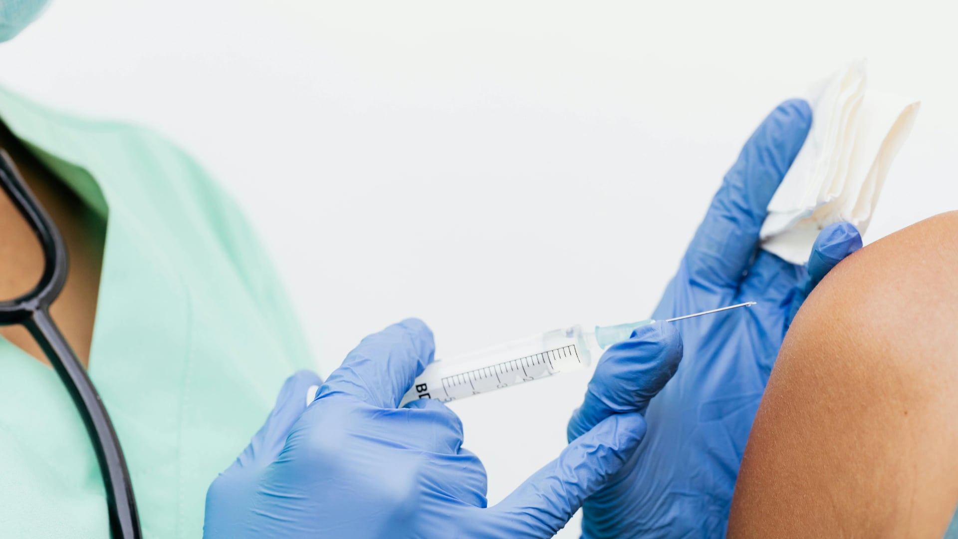 La vacunación antigripal sigue como principal herramienta para prevenir cuadros graves hospitalización y muertes por influenza estacional (Foto: Canva)