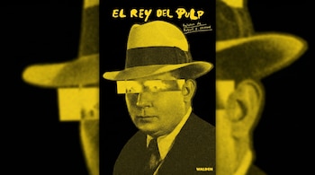 Portada de libro con un hombre en un sombrero fedora, con barras negras horizontales sobre sus ojos, en un esquema de color amarillo y negro con textura granulada.