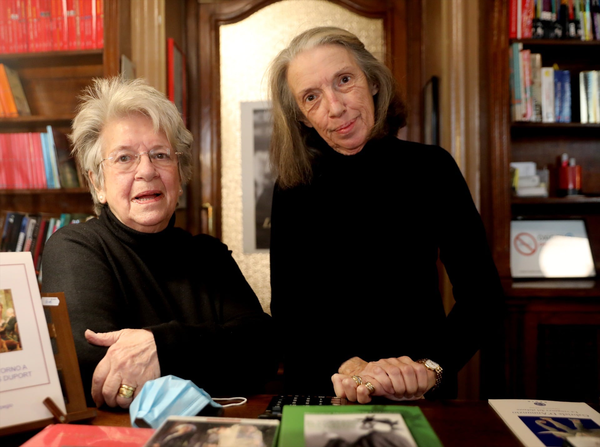 (Foto de ARCHIVO) Las antiguas propietarias de la librería Pérgamo, Lourdes y Ana Serrano. (Isabel Infantes / Europa Press)