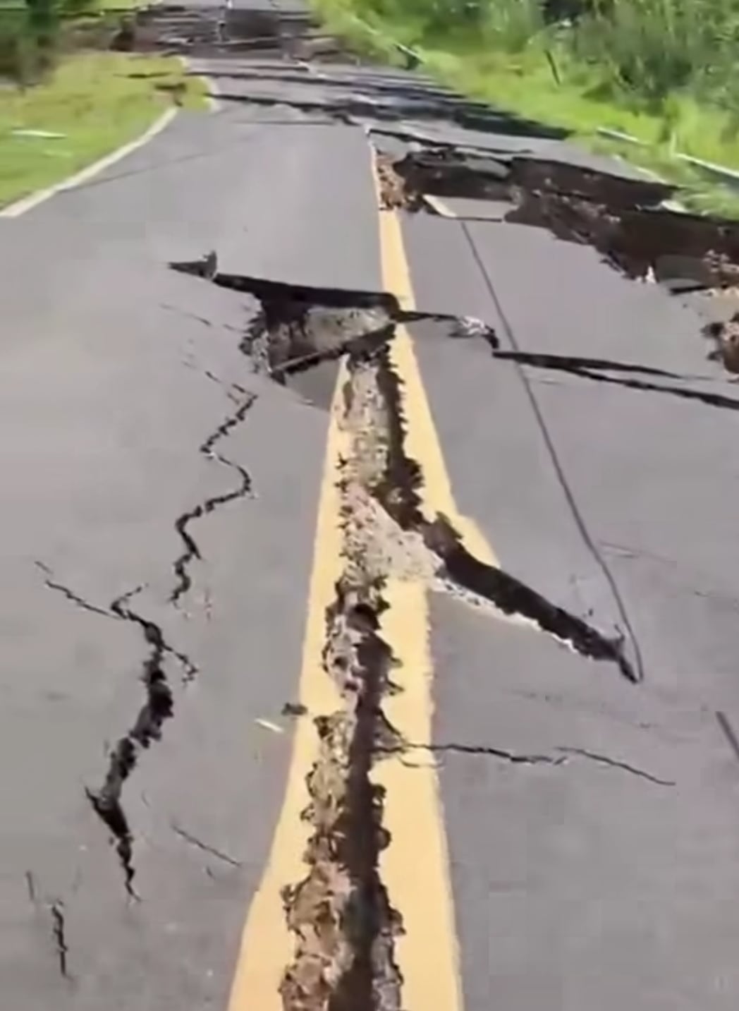 Las grietas y los daños registrados en distintas vías del interior del país dificultan el acceso a comunidades donde todavía se realizan evaluaciones. Captura de video