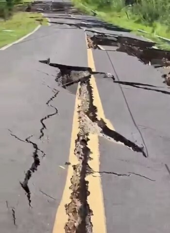 Las grietas y los daños registrados en distintas vías del interior del país dificultan el acceso a comunidades donde todavía se realizan evaluaciones. Captura de video