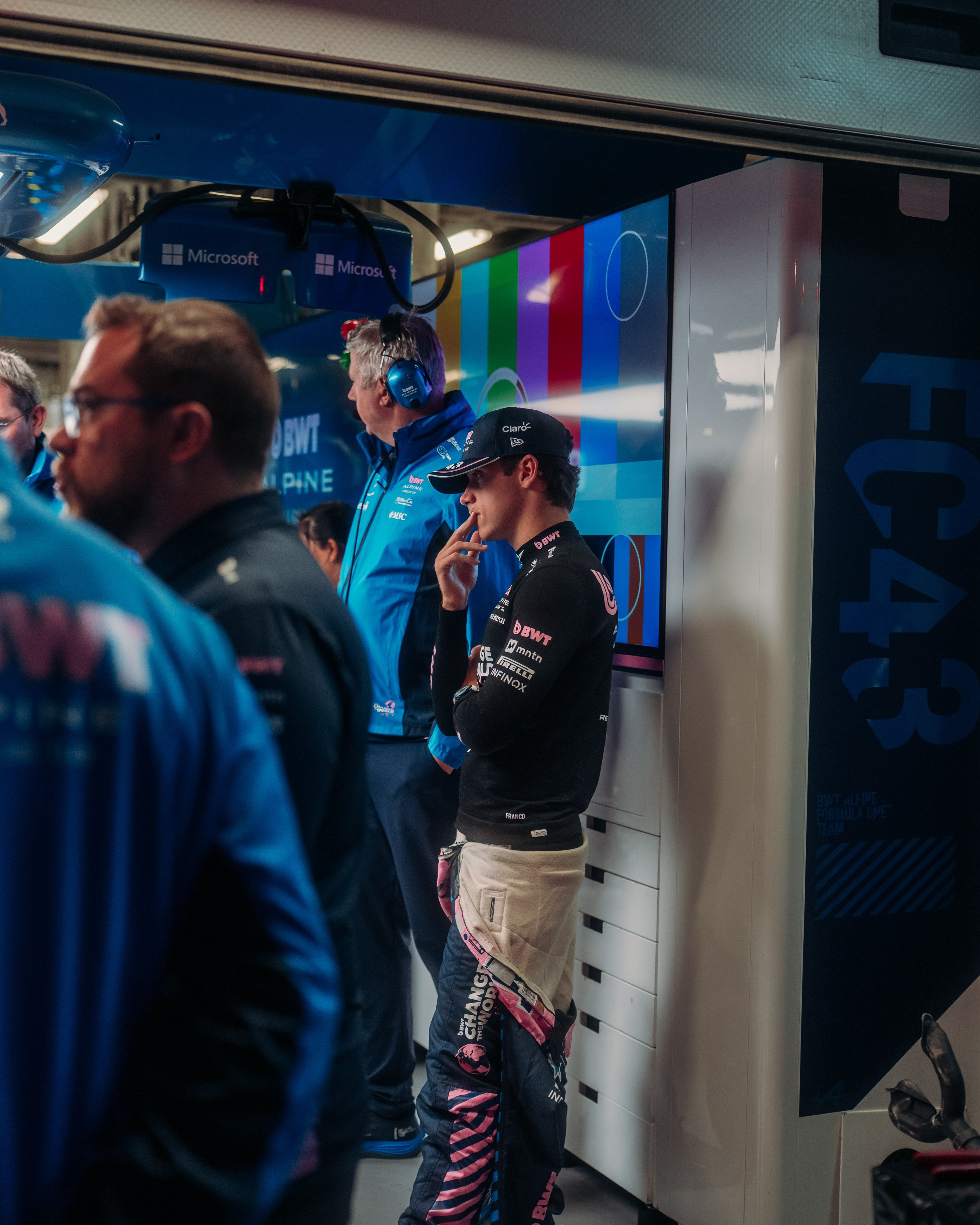 La imagen que dio la vuelta al mundo: Franco se quedó con los mecánicos hasta altas horas de la noche mientras reparaban su A525 (@AlpineF1Team)