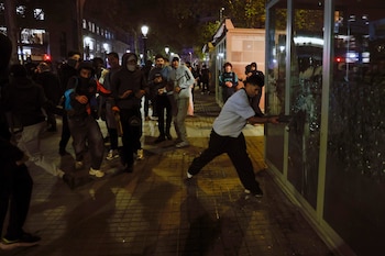 Una concentración de 600 jóvenes en el centro de Barcelona convocada por redes sociales ha derivado este sábado en saqueos de comercios, barricadas, quema de mobiliario urbano y enfrentamiento con los Mossos d'Esquadra. (EFE)