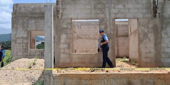La víctima presentaba varias lesiones, entre ellas una herida en el cuello que, según los reportes preliminares, habría provocado su muerte. (Foto: Cortesía)