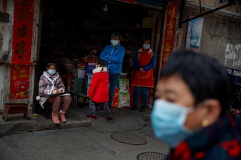 En China se registraron hasta el momento más de 300 víctimas por el coronavirus (REUTERS/Thomas Peter)