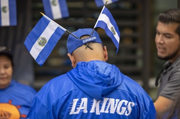 La Crypto.com Arena vibró con danzas típicas y gastronomía centroamericana mientras una organización comunitaria impulsó la visibilidad de casi tres millones de compatriotas que residen en territorio estadounidense dentro de un entorno deportivo distinto. (Imagen de cortesía)