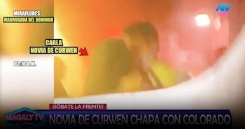 Carla Campos, pareja de Curwen: video la muestra bailando muy cerca de otro hombre en una discoteca, ¿se besaron? Captura: Magaly TV La Firme.