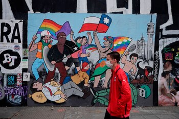 Un hombre camina frente a