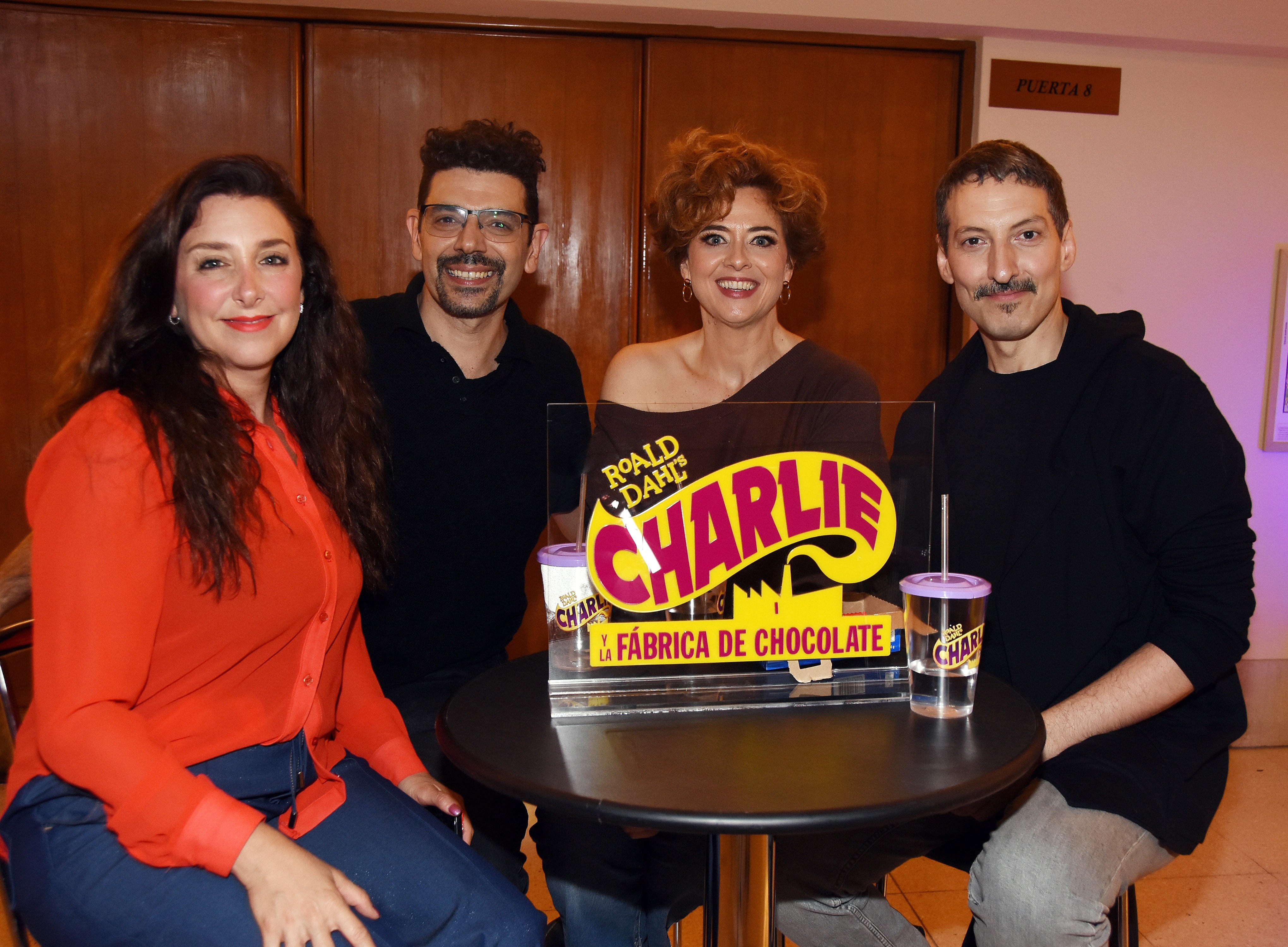 El grupo de padres actores, apodados 'los chocopapis', subraya los desafíos de adaptar 'Charlie y la fábrica de chocolate' al teatro y la emoción de reinterpretar personajes para públicos de todas las edades