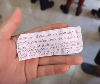“No tengo un techo donde dormir”, se lee en uno de los fragmentos más conmovedores del mensaje dejado junto a la pequeña. (Foto: Redes sociales)