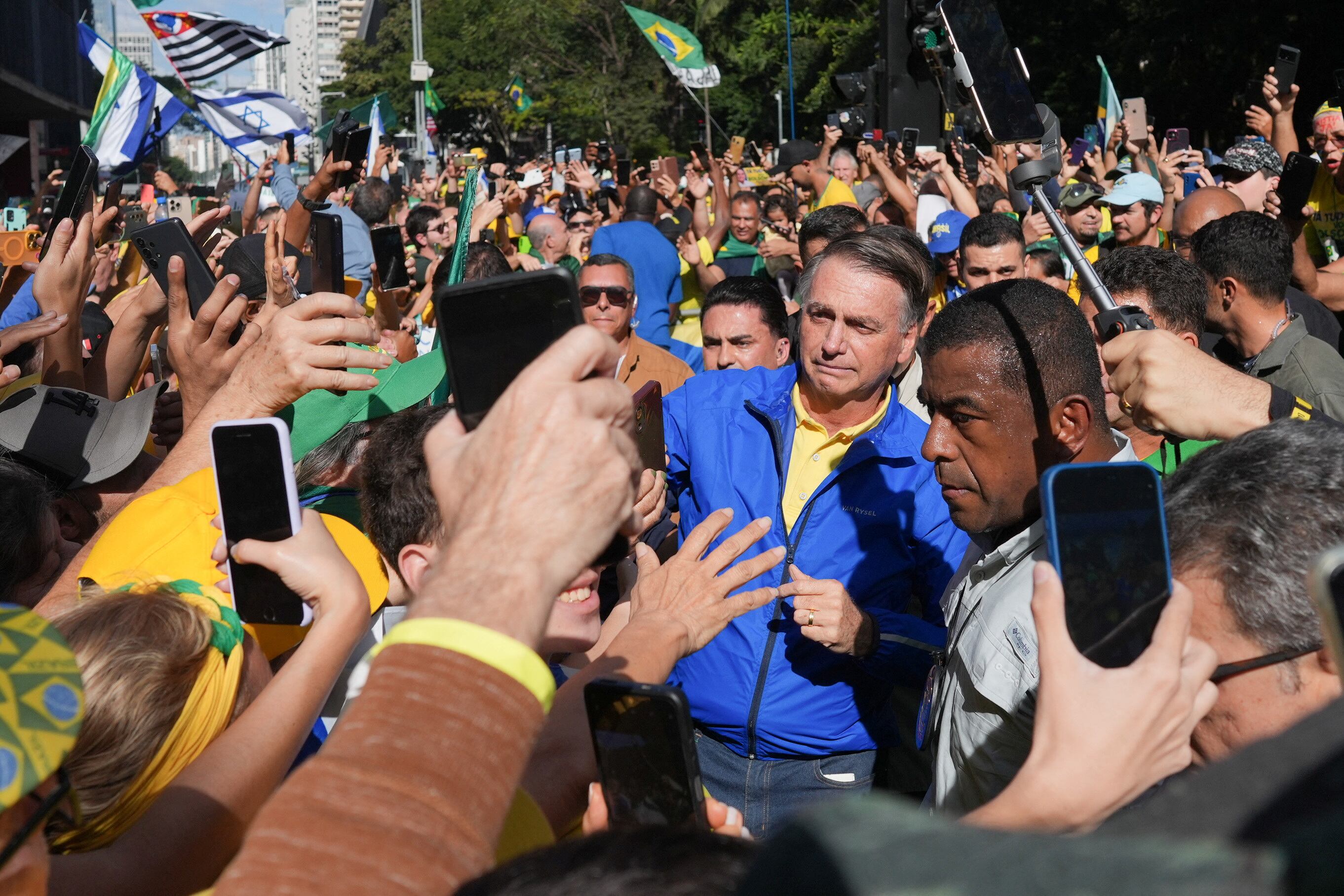 Bolsonaro se toma fotos con sus seguidores (REUTERS/Alexandre Meneghini)