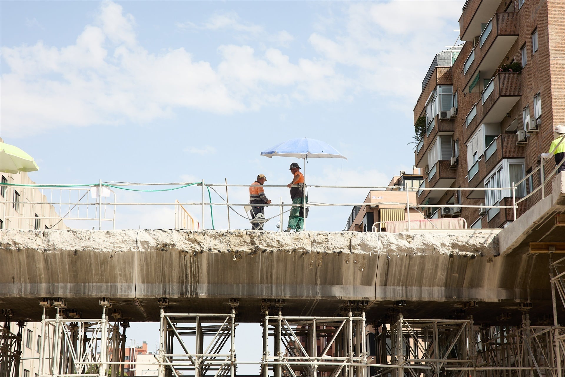 Varios albañiles trabajan en la construcción de un bloque de viviendas en Madrid. Jesús Hellín / Europa Press