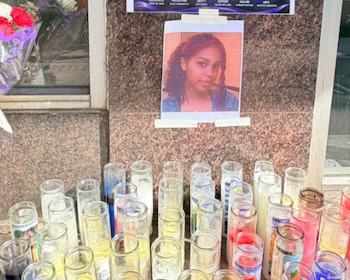 Altar improvisado por vecinos en El Bronx en memoria de Natalie Ramírez, la joven dominicana de 23 años que perdió la vida tras caer desde un piso 15 (Cortesía: JJnews).
