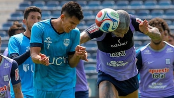 Noronha disputando una pelota con