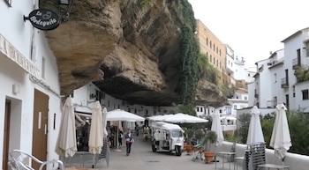 El microclima interior y la historia de resistencia de la villa reflejan el ingenio y la identidad local, marcada por la tradición vinícola de la región (captura de video)