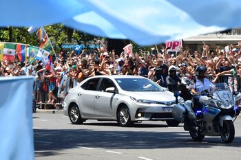 Alberto Fernández llegó manejando su propio auto (Telam)