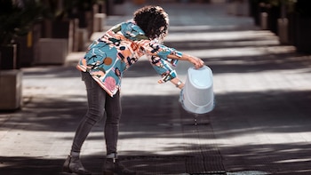 ¿Tirar cubetas de agua en