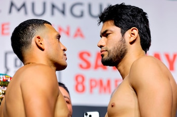 David Benavidez (izquierda) se carea con el campeón de peso crucero de la AMB/OMB, Gilberto Ramírez, durante un pesaje ceremonial en el MGM Grand Garden Arena, el viernes 1 de mayo de 2026, en Las Vegas. (Steve Marcus/Las Vegas Sun vía AP)