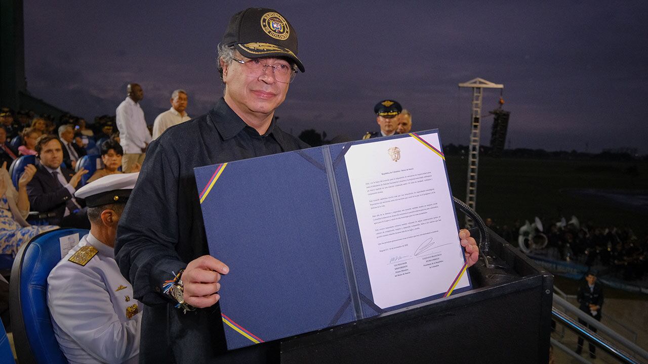 En la Base Aérea Marco Fidel Suárez de Cali, el presidente Gustavo Petro firmó el 14 de noviembre de 2025 el acuerdo con Suecia para la compra de 17 aviones Gripen - crédito Presidencia