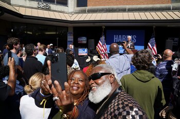 Geneva Thomas y su marido Larry Thomas se toman un selfie mientras el expresidente de EE.UU. Bill Clinton habla durante su gira por Georgia en apoyo de la candidata presidencial demócrata y vicepresidenta de EE.UU. Kamala Harris (REUTERS/Megan Varner)