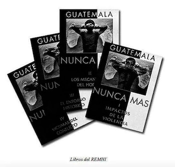 Imagen en blanco y negro de cuatro libros apilados. Las portadas muestran el título 'GUATEMALA NUNCA MÁS' y la silueta de una persona con las manos atadas