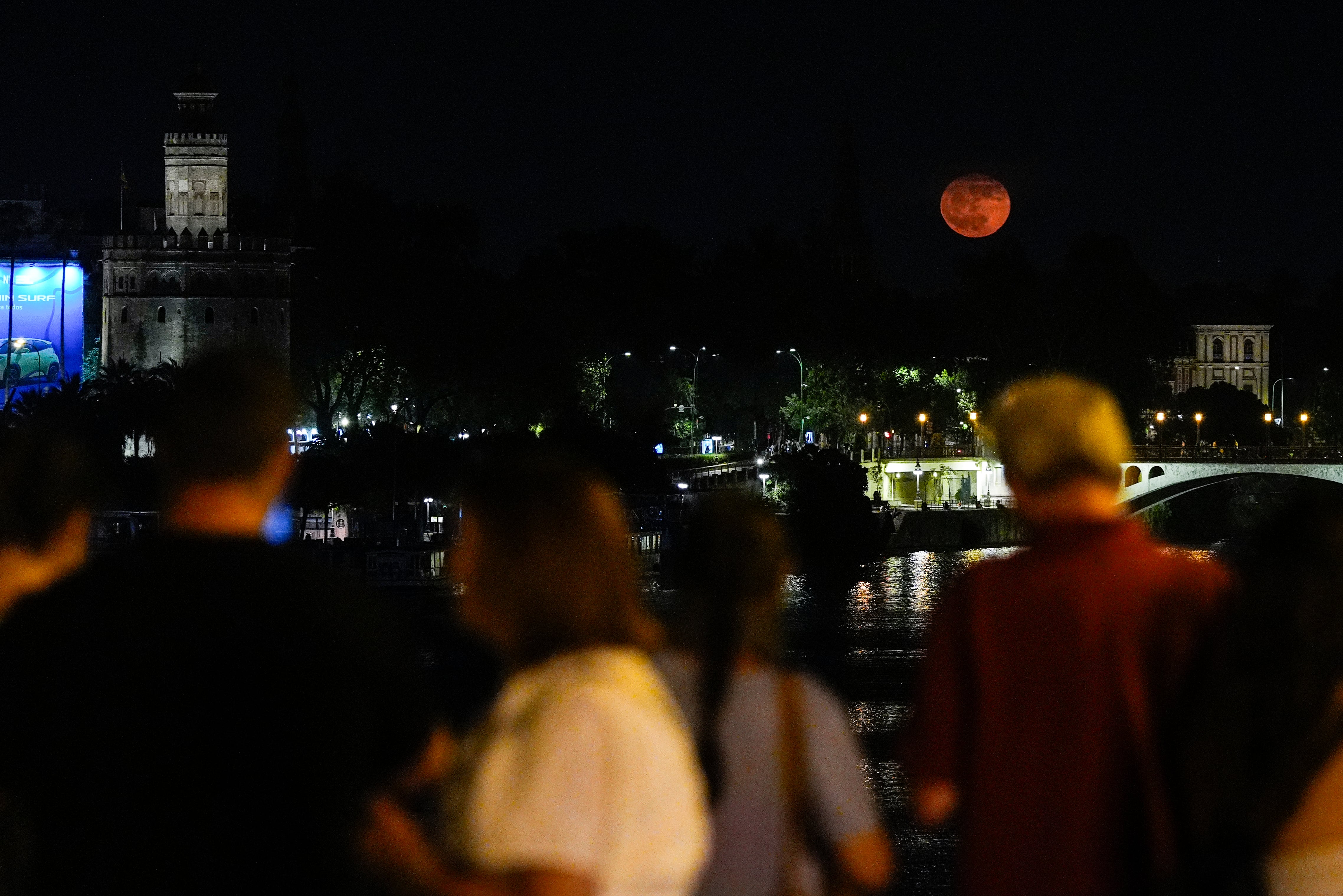 La Luna anaranjada sobre la Torre del Oro, a 11 de junio de 2025 en Sevilla. (Joaquín Corchero / Europa Press)